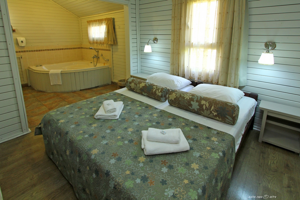 מיטה זוגית נוחה לצד הגקוזי המפנק בבקתות המשפחתיות